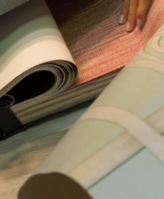 Pose de papiers peints, tissus et peintures